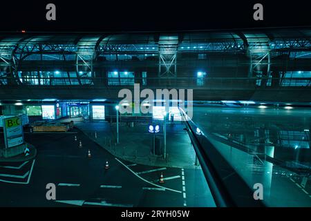 Low-Angle-Aufnahme des DUS-Flughafens und des Skytrain bei Nacht in Düsseldorf Stockfoto