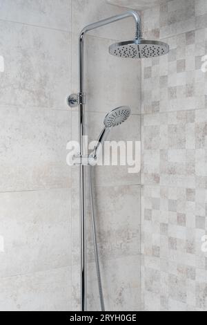 Fließendes Wasser aus dem Wasserhahn Stockfoto