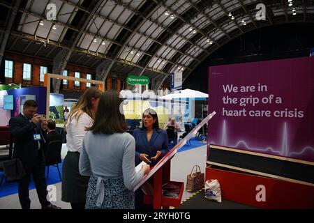 Die ehemalige Innensekretärin Dame Priti Patel (Centre) spricht mit Standinhabern im Ausstellungssaal vor der Jahreskonferenz der Conservative Party in Manchester Central. Bilddatum: Sonntag, 1. Oktober 2023. Stockfoto