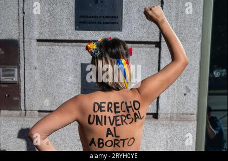 Madrid, Spanien. Oktober 2023. Eine Aktivistin der feministischen Gruppe FEMEN zeigt auf ihrem Rücken eine Botschaft mit der Aufschrift "universelles Recht auf Abtreibung", die vor der Botschaft von Andorra in Madrid protestiert. FEMEN-Aktivisten fordern die Entkriminalisierung der Abtreibung im Land Andorra. Quelle: Marcos del Mazo/Alamy Live News Stockfoto