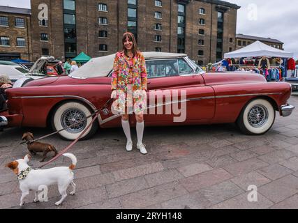 London, Großbritannien. Oktober 2023. Der Classic Car Boot Sale ist zurück an King's Cross Vintage-Modehändler, seltene Oldtimer und Live-DJs das ganze Wochenende lang. The Classic Car Boot Sale - Kings Cross, London - 30. September - 1. Oktober 2023. Paul Quezada-Neiman/Alamy Live News Credit: Paul Quezada-Neiman/Alamy Live News Stockfoto