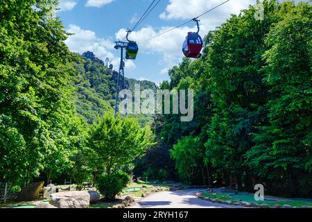 Blick von Thale auf den Hexentanzplatz im Harzgebirge mit der Seilbahn Stockfoto