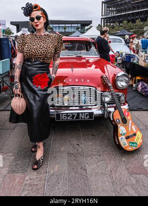 London, Großbritannien. Oktober 2023. Der Classic Car Boot Sale ist zurück an King's Cross Vintage-Modehändler, seltene Oldtimer und Live-DJs das ganze Wochenende lang. The Classic Car Boot Sale - Kings Cross, London - 30. September - 1. Oktober 2023. Paul Quezada-Neiman/Alamy Live News Credit: Paul Quezada-Neiman/Alamy Live News Stockfoto