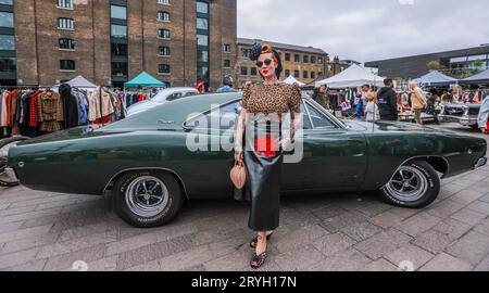 London, Großbritannien. Oktober 2023. Der Classic Car Boot Sale ist zurück an King's Cross Vintage-Modehändler, seltene Oldtimer und Live-DJs das ganze Wochenende lang. The Classic Car Boot Sale - Kings Cross, London - 30. September - 1. Oktober 2023. Paul Quezada-Neiman/Alamy Live News Credit: Paul Quezada-Neiman/Alamy Live News Stockfoto