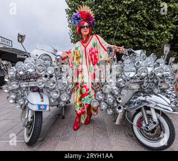 London, Großbritannien. Oktober 2023. Der Classic Car Boot Sale ist zurück an King's Cross Vintage-Modehändler, seltene Oldtimer und Live-DJs das ganze Wochenende lang. The Classic Car Boot Sale - Kings Cross, London - 30. September - 1. Oktober 2023. Paul Quezada-Neiman/Alamy Live News Credit: Paul Quezada-Neiman/Alamy Live News Stockfoto