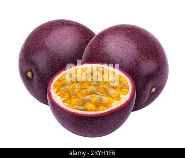 Passionsfrucht/Maracuja isoliert auf weißem Hintergrund Stockfoto