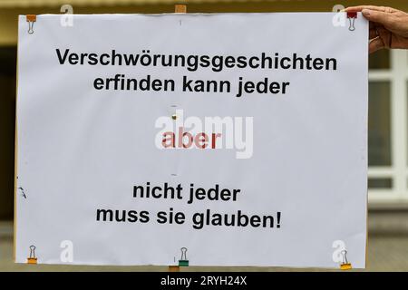 GER, Gegendemonstration zur Wahlkampfveranstaltung der AfD in Kaufbeuren-Neugablonz/30.09.2023, neuer Markt, Kaufbeuren-Neugablonz, GER, Gegendemonstration zur Wahlkampfveranstaltung der AfD in Kaufbeuren-Neugablonz, waehrend einer Wahlkampfveranstaltung der AfD mit Björn Höcke/Bjoern Hoecke Fraktionsvorsitzender demonort Afvor dem Thüringen, sowie auf benachbarten Platzen CA 800 Teilnehmer friedlich gegen die AfD im Bild ein Protestplakat eines Teilnehmers, Verschwörungstheorien, Verschwörungsgeschichten *** GER, Gegendemonstration zur Wahl campa Stockfoto