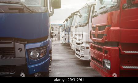 Verschiedene Sattelzüge auf dem Lkw halten an zu parken Stockfoto