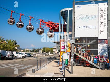 Die Seilbahn in Grenoble, Frankreich, genannt "le téléphérique de la Bastille" oder einfach "The Bubbles". Die Seilbahn bringt die Menschen 500 m nach Bastille Fo Stockfoto