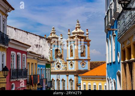 Farbenfrohe Gebäude und barocke Kirchen in Pelourinho Stockfoto