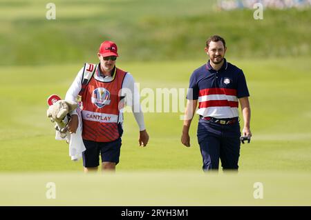 Patrick Cantlay aus den USA und Caddie Joe LaCava am dritten Tag des 44. Ryder Cup im Marco Simone Golf and Country Club in Rom, Italien. Bilddatum: Sonntag, 1. Oktober 2023. Stockfoto