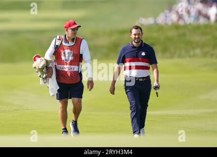 Patrick Cantlay aus den USA und Caddie Joe LaCava am dritten Tag des 44. Ryder Cup im Marco Simone Golf and Country Club in Rom, Italien. Bilddatum: Sonntag, 1. Oktober 2023. Stockfoto