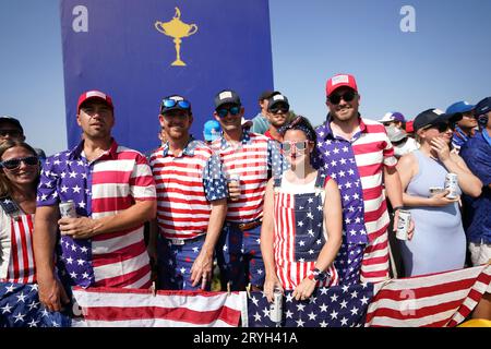 USA-Fans am dritten Tag des 44. Ryder Cup im Marco Simone Golf and Country Club in Rom, Italien. Bilddatum: Sonntag, 1. Oktober 2023. Stockfoto