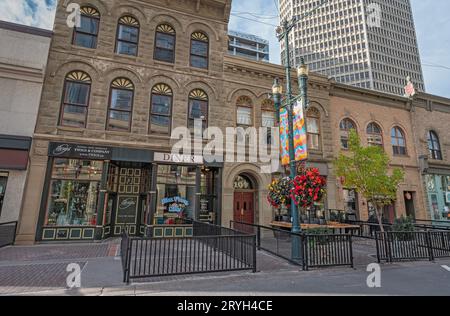 Calgary, Alberta, Kanada – 26. September 2023: Geschäftsfassaden an der Stephen Avenue im historischen Stadtzentrum Stockfoto