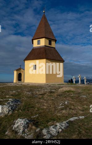 Kalvarienberg in Nitra, Slowakei. Kapelle auf dem Gipfel des Hügels. Stockfoto