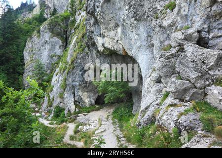 Eintrittspfad zur Höhle Jaskinia Oblazkowa in der polnischen Tatra Stockfoto