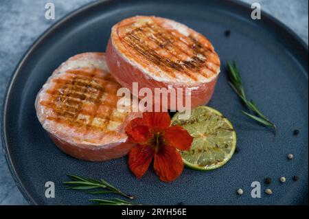 Gegrillter Lachs mit Mozzarella Stockfoto