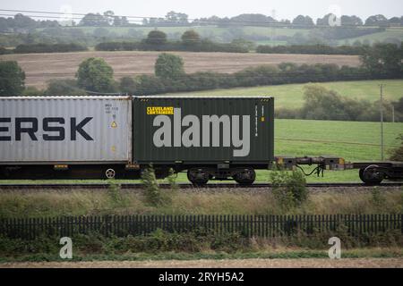 Cleveland Containers Shipping Container on a freightliner train, Northamptonshire, UK Stockfoto