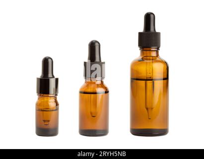 Set aus bernsteinfarbenen Glasflaschen mit isolierter Pipette auf weißem Hintergrund Stockfoto