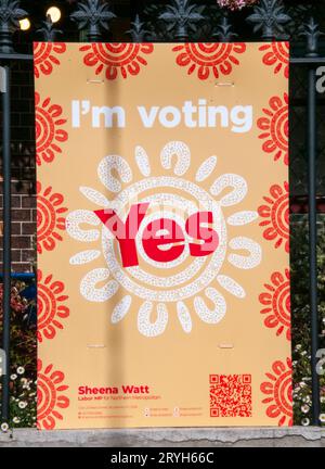 Plakate der Yes-Kampagne für Australiens erste Volksstimme zum Parlament am 14. Oktober 2023. Die Wähler lehnten den Vorschlag ab. Stockfoto