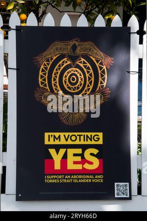 Plakate der Yes-Kampagne für Australiens erste Volksstimme zum Parlament am 14. Oktober 2023. Die Wähler lehnten den Vorschlag ab. Stockfoto