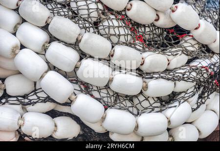 In der Luft gelagerte Trawler-Fangnetze und -schwimmer Stockfoto