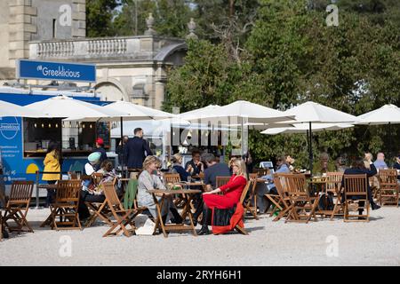 Fans des Cliveden Literary Festivals genießen die Atmosphäre eines Buchfestivals auf dem Gelände des historischen Hauses in Berkshire, England, Großbritannien Stockfoto