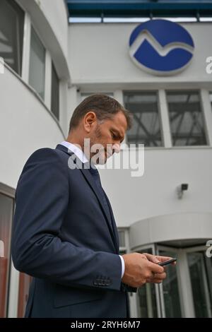 Bratislava, Slowakei. Oktober 2023. Igor Matovic, Vorsitzender der Partei der einfachen Menschen und unabhängigen Persönlichkeiten (OLANO), wird nach einer Fernsehdebatte auf TV Markiza nach den frühen Parlamentswahlen in Bratislava, Slowakei, am 1. Oktober 2023 gesehen. Quelle: Vaclav Salek/CTK Photo/Alamy Live News Stockfoto