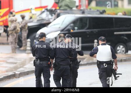 Ankara, Türkei. Oktober 2023. (231001) -- ANKARA, 1. Oktober 2023 (Xinhua) -- Polizeiarbeit an einem Explosionsort in Ankara, T¨¹rkiye, 1. Oktober 2023. Eine Explosion am Sonntag in der Nähe des türkischen Innenministeriums war das Werk von "Terroristen", die einen Bombenanschlag versuchten, sagte Innenminister Ali Yerlikaya. Zwei Polizeibeamte wurden bei der Explosion am Tor eines Polizeikomplexes in der Nähe des ministeriums leicht verletzt, sagte der Minister. (Mustafa Kaya/Handout via Xinhua) Credit: Xinhua/Alamy Live News Stockfoto