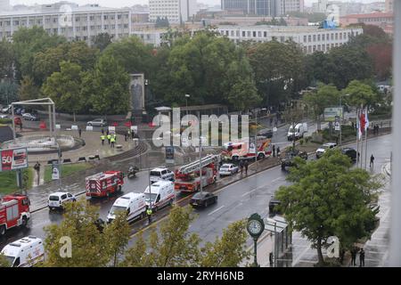 Ankara, Türkei. Oktober 2023. (231001) -- ANKARA, 1. Oktober 2023 (Xinhua) -- Rettungsfahrzeuge fahren zu einer Explosionsstelle in Ankara, T¨¹rkiye, 1. Oktober 2023. Eine Explosion am Sonntag in der Nähe des türkischen Innenministeriums war das Werk von "Terroristen", die einen Bombenanschlag versuchten, sagte Innenminister Ali Yerlikaya. Zwei Polizeibeamte wurden bei der Explosion am Tor eines Polizeikomplexes in der Nähe des ministeriums leicht verletzt, sagte der Minister. (Mustafa Kaya/Handout via Xinhua) Credit: Xinhua/Alamy Live News Stockfoto