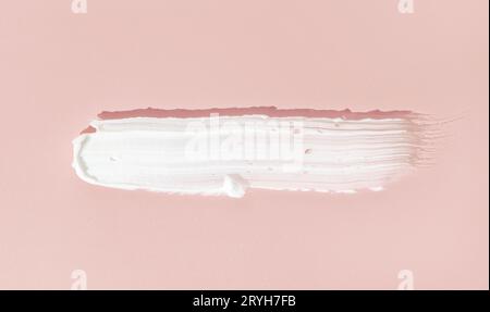 Weißer kosmetischer Cremeabstrich, isoliert auf pinkfarbenem Hintergrund. Hautpflegeprodukt Stockfoto