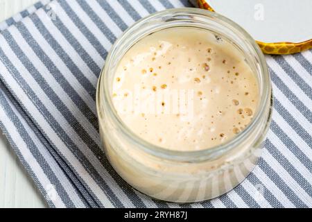 Reifer Sauerteig im Gefäß. Stockfoto