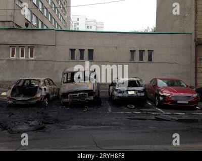 Verbrannte Autos auf dem Parkplatz Stockfoto