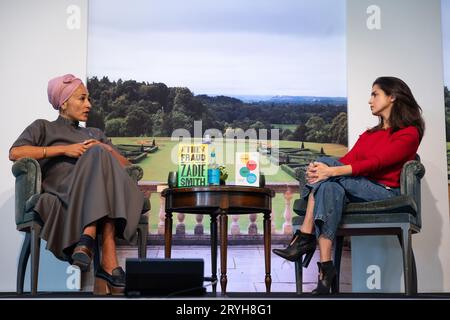 Zadie Smith, englischer Schriftsteller, Debütroman „White Teeth“, interviewt von Nerve Emre beim Clivden Literary Festival in Berkshire, England Stockfoto