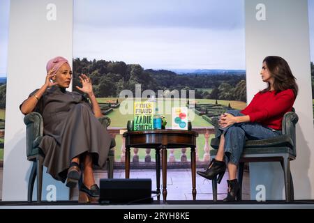 Zadie Smith, englischer Schriftsteller, Debütroman „White Teeth“, interviewt von Nerve Emre beim Clivden Literary Festival in Berkshire, England Stockfoto