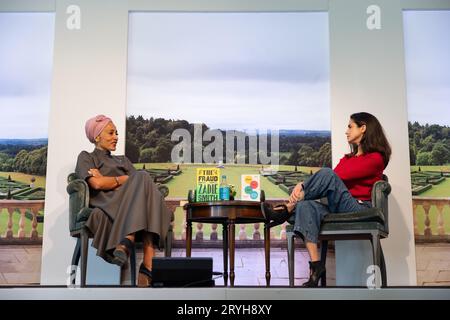 Zadie Smith, englischer Schriftsteller, Debütroman „White Teeth“, interviewt von Nerve Emre beim Clivden Literary Festival in Berkshire, England Stockfoto