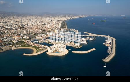 Luftdrohnenlandschaft Yachthafen. Draufsicht von oben. Limassol Hafen, Zypern, Europa Stockfoto