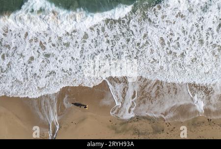 Aus der Luftdrohne aus Sicht von Pernon auf Sand am Strand. Stürmische Wellen, idyllischer Strand im Winter. Stockfoto