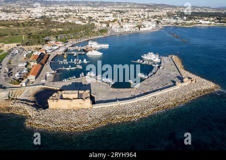 Luftdrohnenlandschaft Yachthafen. Draufsicht von oben. Paphos Hafen, Zypern, Europa Stockfoto