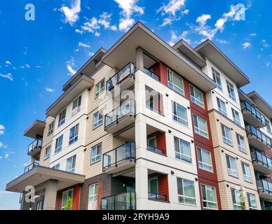 Neues flaches Wohngebäude mit blauem und bewölktem Himmelshintergrund Stockfoto