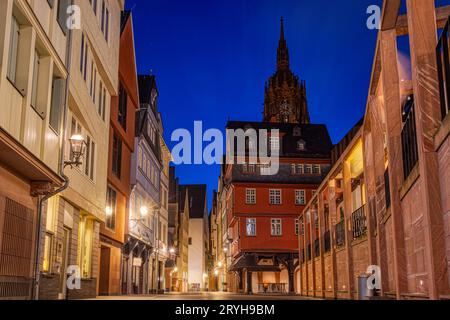 Die neue Frankfurter Altstadt mit Dom am Morgen die Lichter der Neuen Frankfurter Altstadt leuchtet am Morgen, während im Hintergrund die Spitze des Kaiserdoms empor ragt. Frankfurt am Main neue Altstadt Hessen Deutschland *** die neue Frankfurter Altstadt mit Dom am Morgen leuchten die Lichter der Neuen Frankfurter Altstadt am Morgen, während der Turm des Kaiserlichen Doms im Hintergrund thront Frankfurt am Main neue Altstadt Hessen Deutschland 2023-09-28 ffm neue-altstadt dom 01 Stockfoto