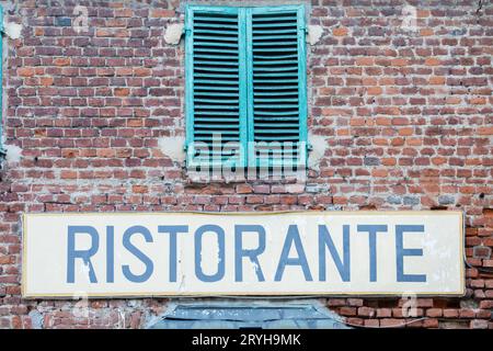 Altes Vintage Restaurant Schild in Italien - Konzept des Retro Stockfoto