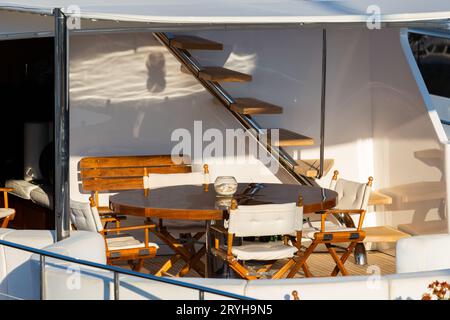 Luxusyacht. Komfortables, teures Holzdesign für Urlaubs- und Erholungstourismus oder Reise- und Wohlstandskonzept. Stockfoto