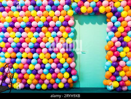 Türraum mit bunten Ballons - Konzept von Feier, Party, Happy Birthday. Stockfoto