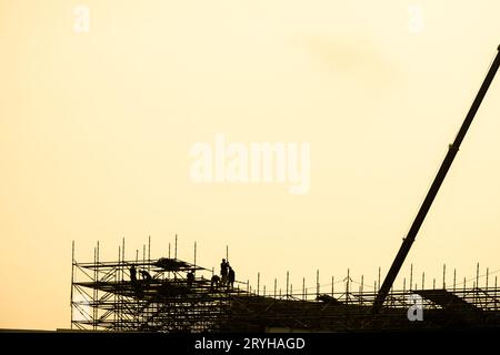 Von großen Kran Silhouette und Sonnenuntergang Stockfoto