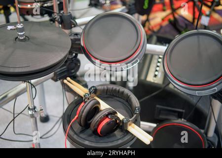 Nahaufnahme von Kopfhörern auf elektronischem Schlagzeug Carlsbro – Moskau, Russland, 20. September 2023 Stockfoto