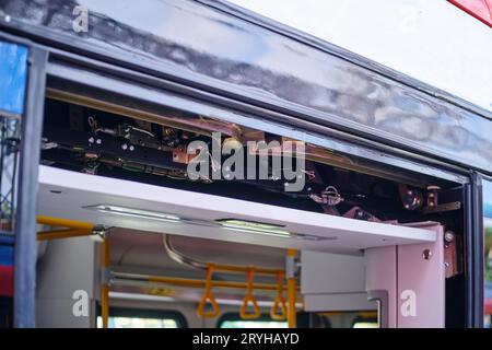 Der Mechanismus des Schließens und Öffnens von Türen in einem U-Bahn-Wagen/Nahaufnahme eines modernen elektrischen Zugentormechanismus Stockfoto