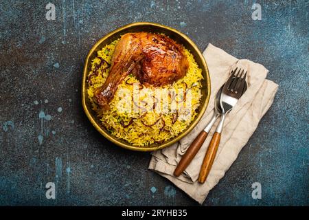 Indisches Gericht Biryani Huhn mit Basmati-Reis in Metall Messing alte Schüssel auf dem Tisch Stockfoto