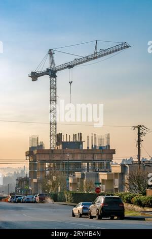 Ein neues Hochhaus wird am Wintermorgen gebaut Stockfoto