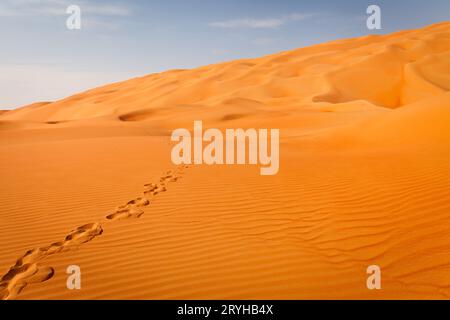Menschliche Schritte in Sanddünen in der Wüste in Abu Dhabi, VAE Stockfoto